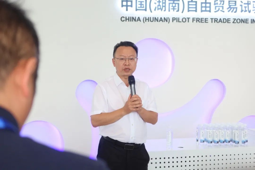 “产业发展看长沙”之高校就业处长“园区行”——长沙市人社局胡春山局长携湖南省各高校就业处长参观产业园 “产业发展看长沙”之高校就业处长“园区行”——长沙市人社局胡春山局长携湖南省各高校就业处长参观产业园