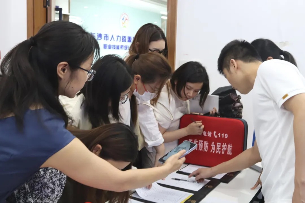 长沙经开区人力资源服务产业园举办“企业用工风险防控与全流程合规指南暨人力资源服务供需对接”主题活动 长沙经开区人力资源服务产业园举办“企业用工风险防控与全流程合规指南暨人力资源服务供需对接”主题活动