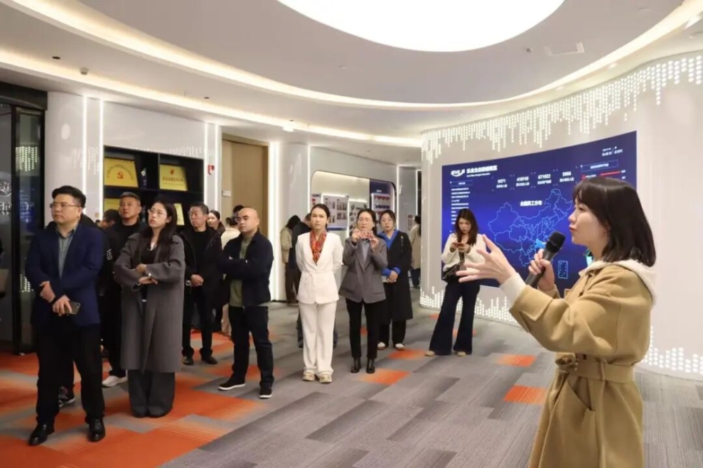 湘疆两地50余家人力资源机构来园区考察:解锁政策红利,借鉴服务经验 湘疆两地50余家人力资源机构来园区考察:解锁政策红利,借鉴服务经验